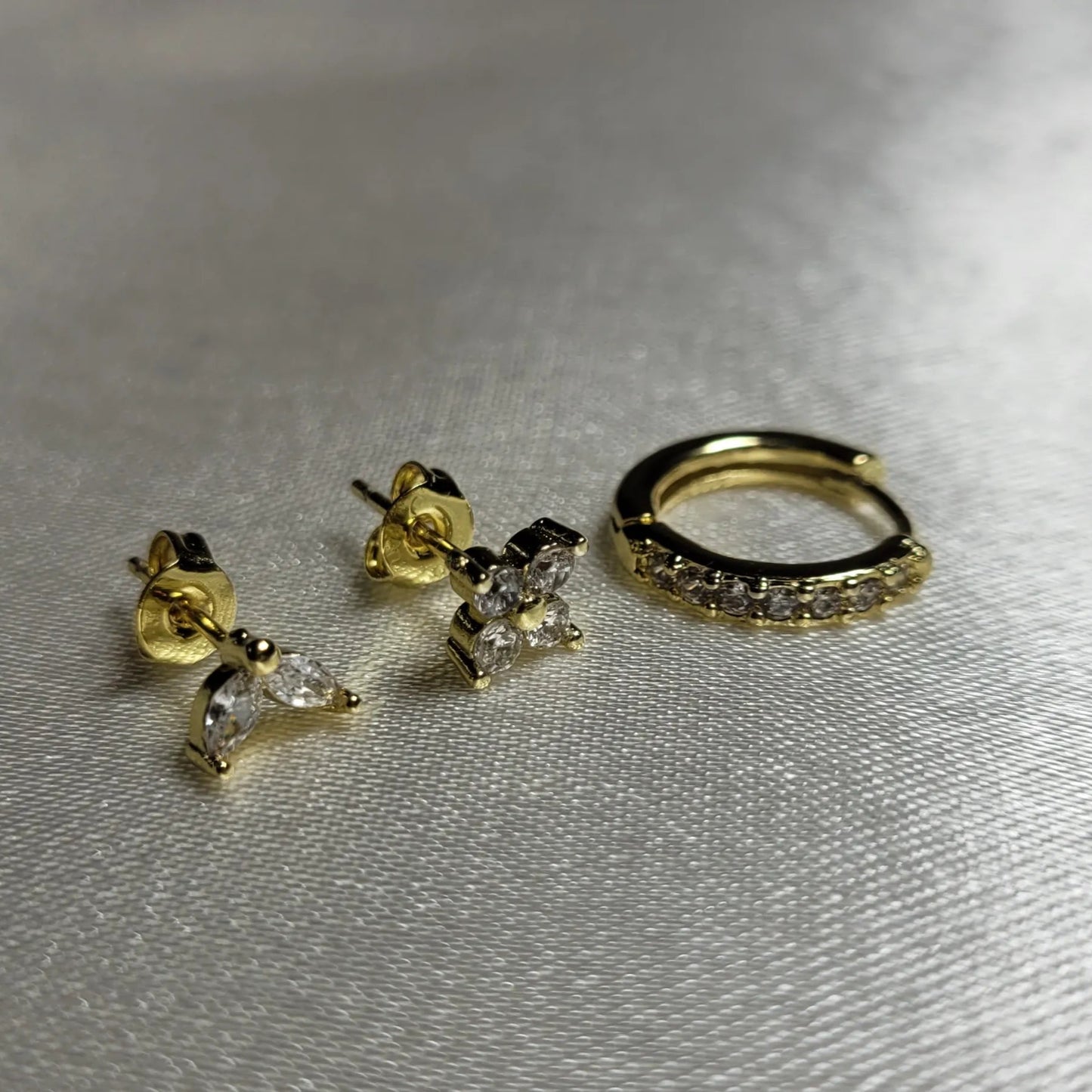 composition de trois boucles d’oreilles Azalée tendance en 2025