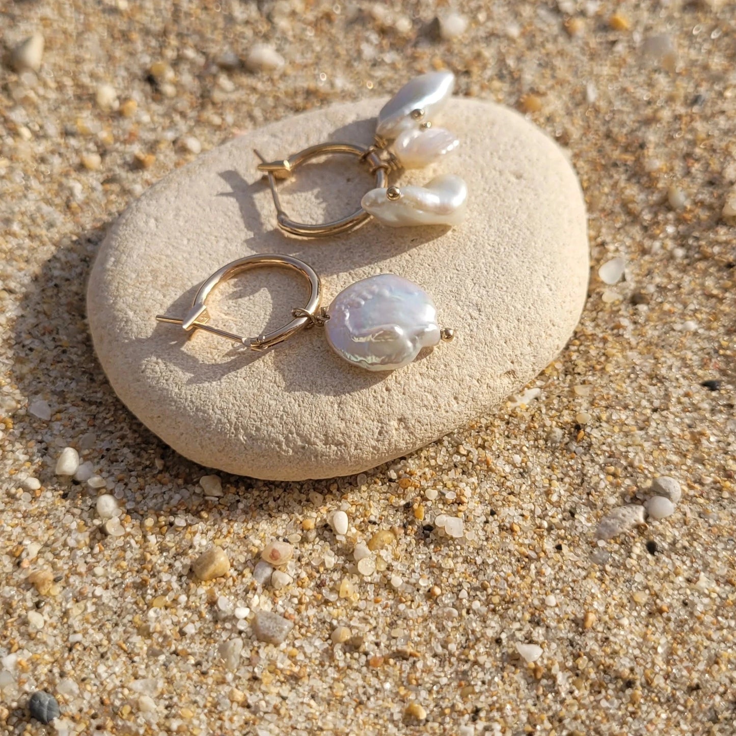 boucles d'oreilles asymétriques tendance créoles Lagune en laiton plaqué or et perles