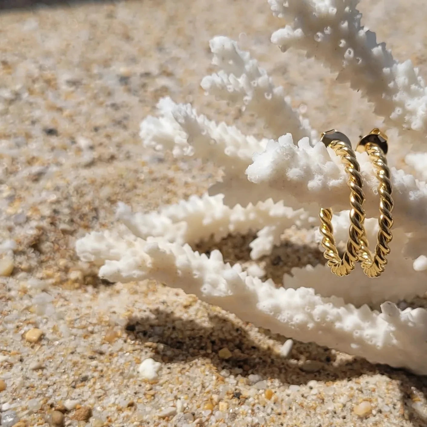 anneaux créoles Liane dorées et torsadées