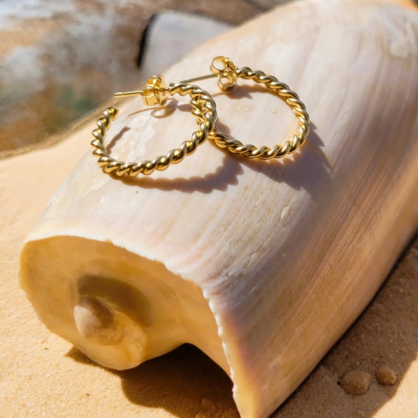 boucles d’oreilles créoles Liane antiallergiques en laiton plaqué or