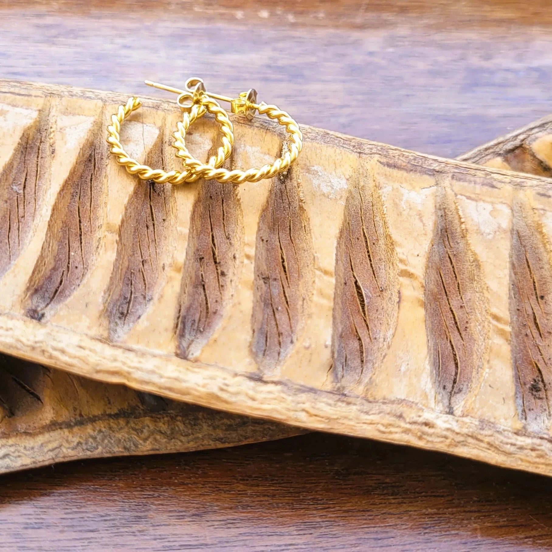 boucles d’oreilles créoles Liane antiallergiques dorées et torsadées