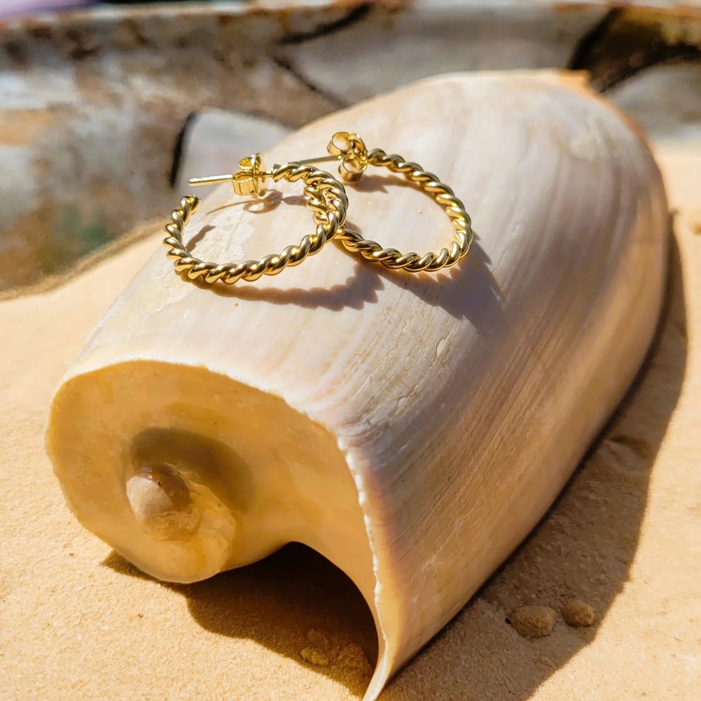 boucles d’oreilles Liane créoles originales et fantaisie dorées et torsadées