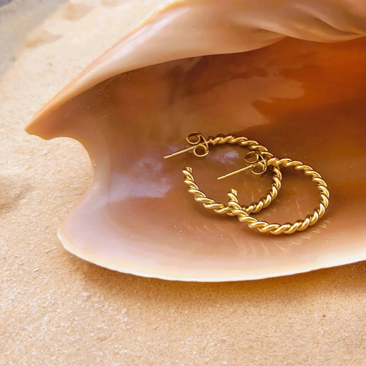 boucles d’oreilles Liane créoles originales dorées et torsadées pour femmes