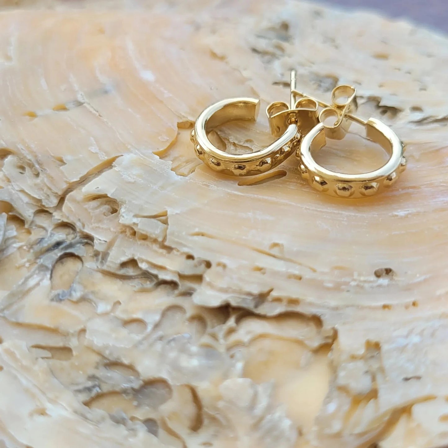 mini anneaux créoles Marie texturées avec de délicats picots