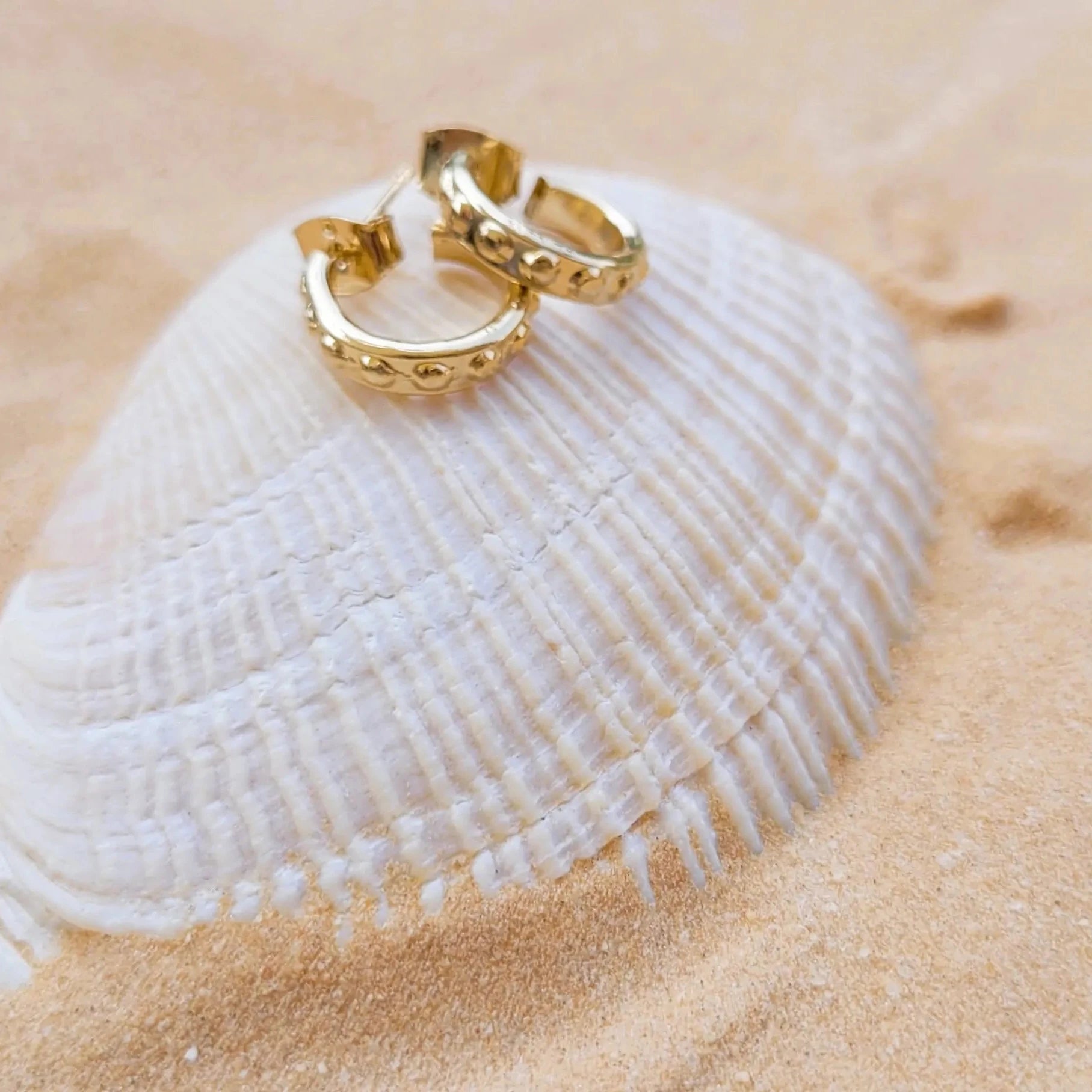 mini créoles fantaisie et originales Marie en laiton recouvert d’or fin