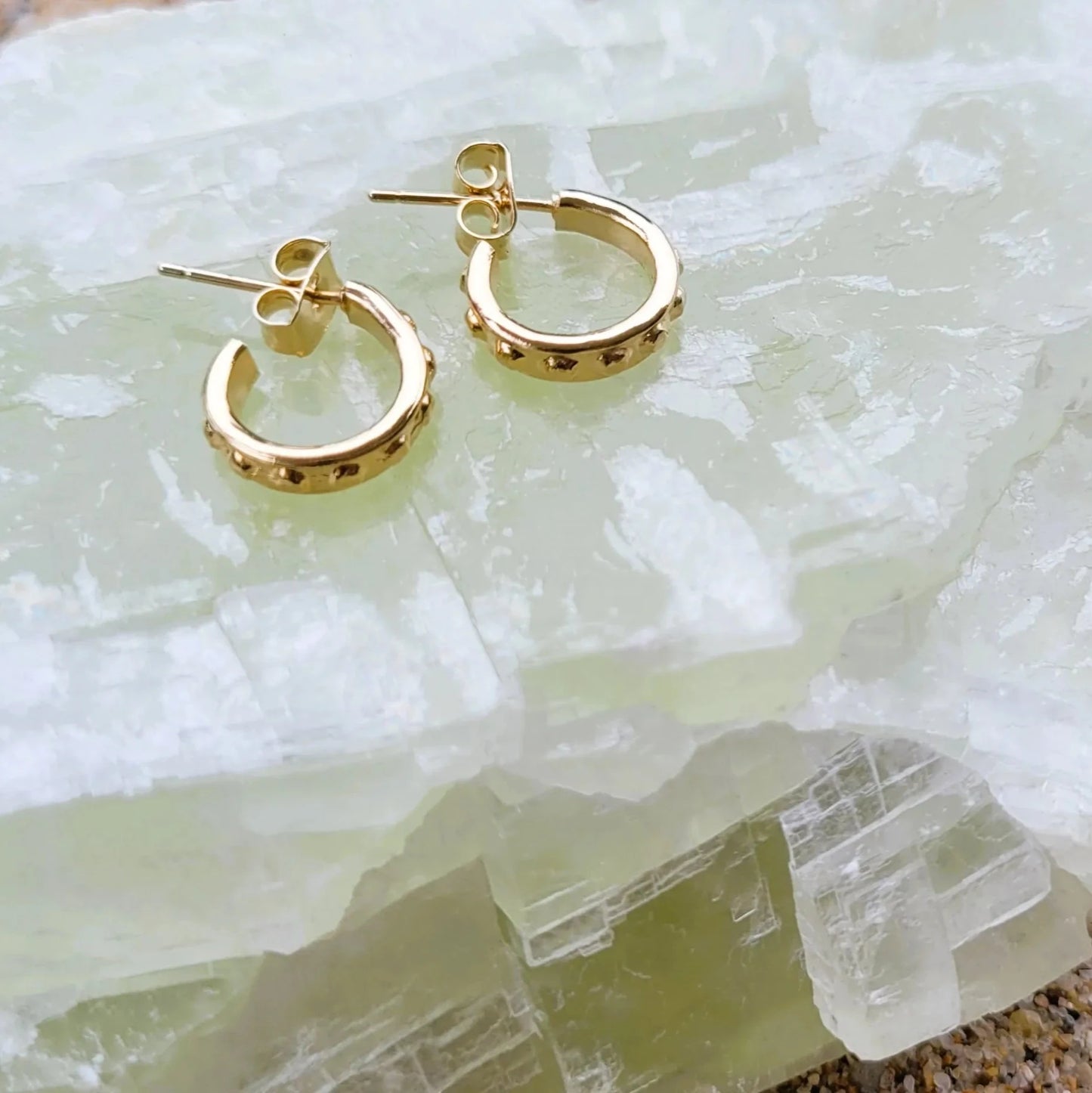 mini créoles fantaisie et originales Marie texturées avec de délicats picots