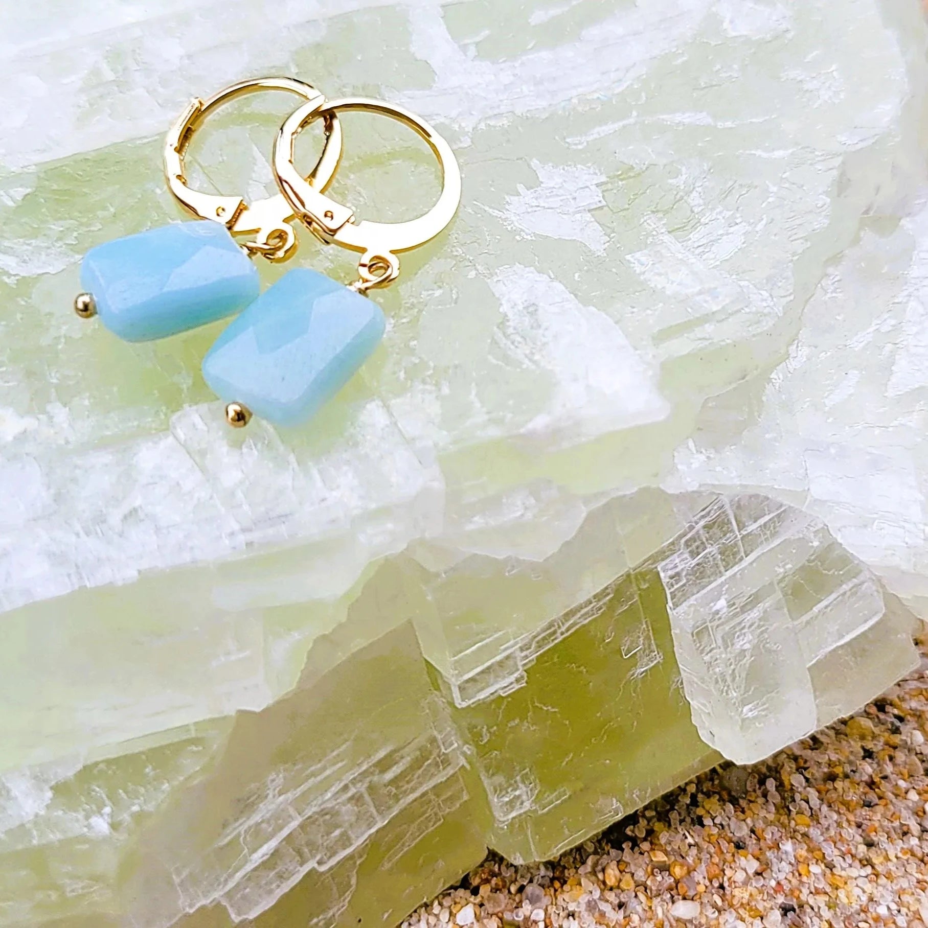 boucles d’oreilles créoles Rê facettée d’une amazonite et anti allergiques