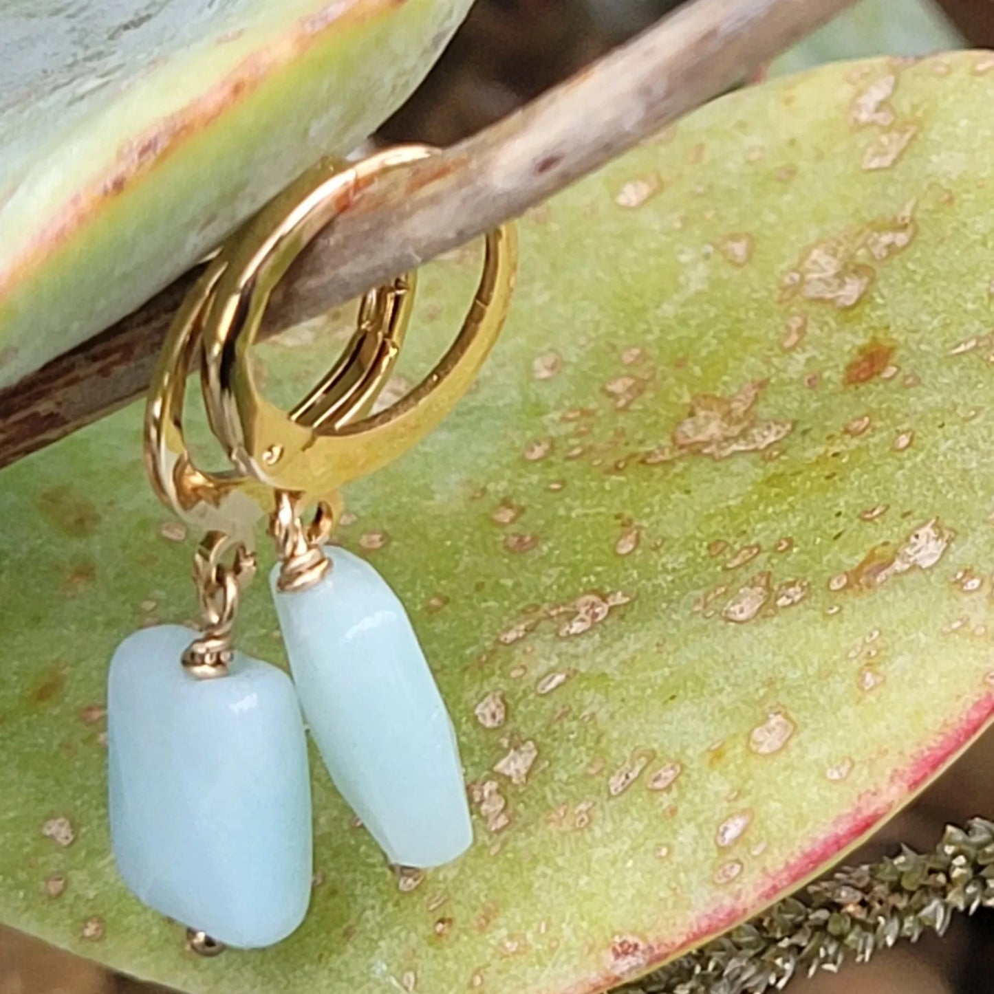 boucles d’oreilles créoles de créateurs Rê en laiton plaqué or et amazonite