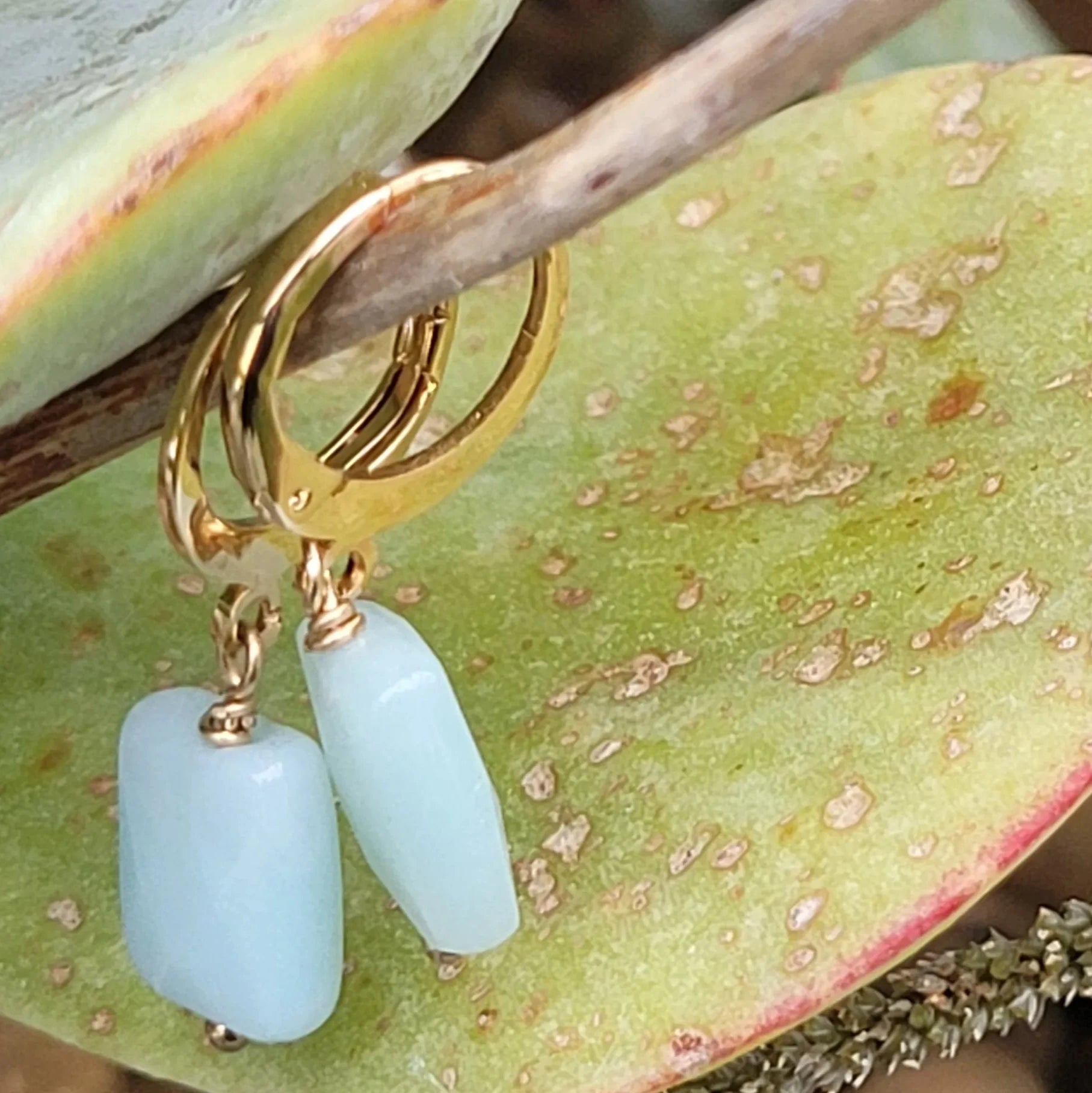 boucles d’oreilles créoles de créateurs Rê en laiton plaqué or et amazonite