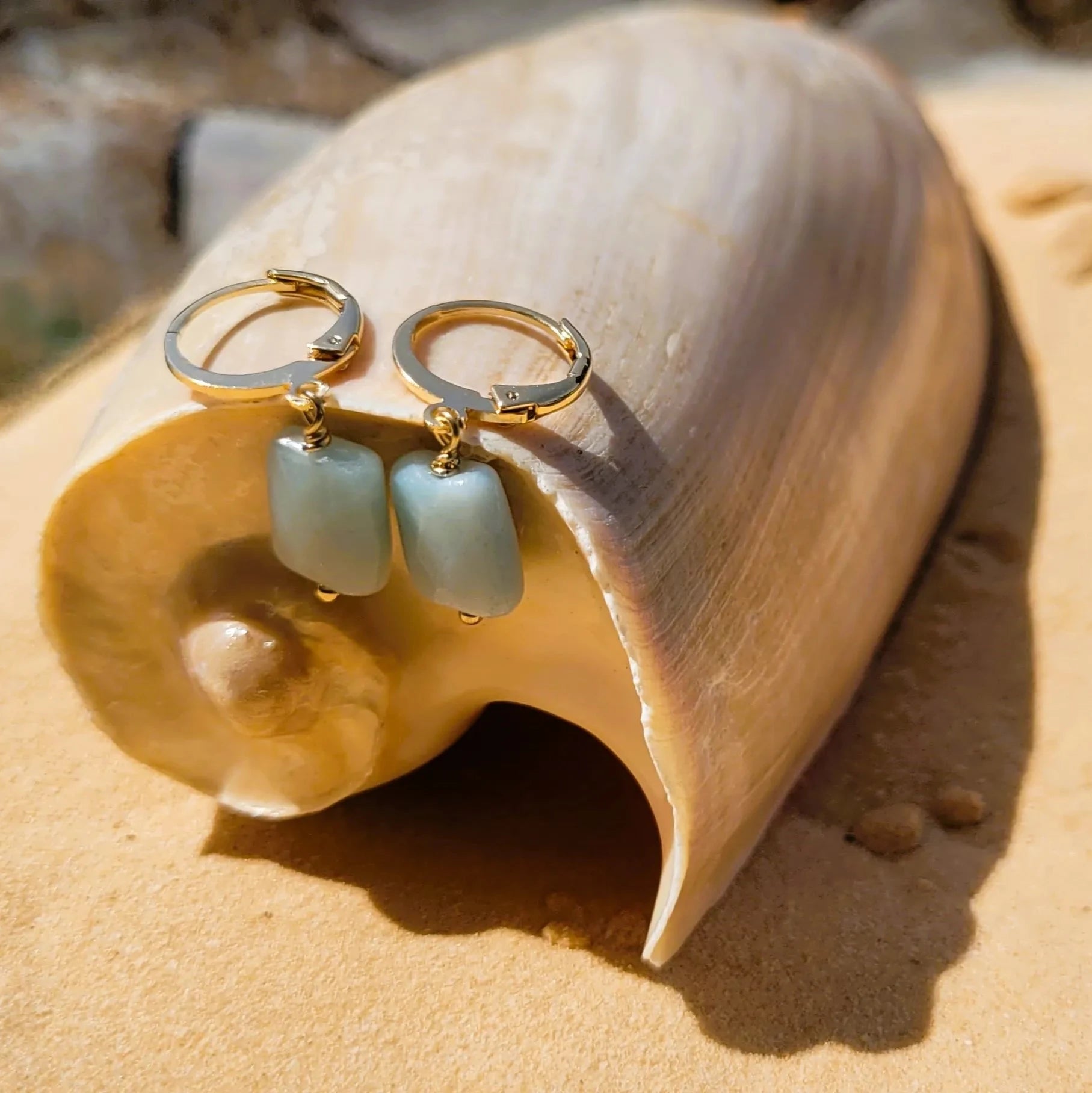 boucles d’oreilles créoles Rê facettée d’une pierre naturelle d’amazonite