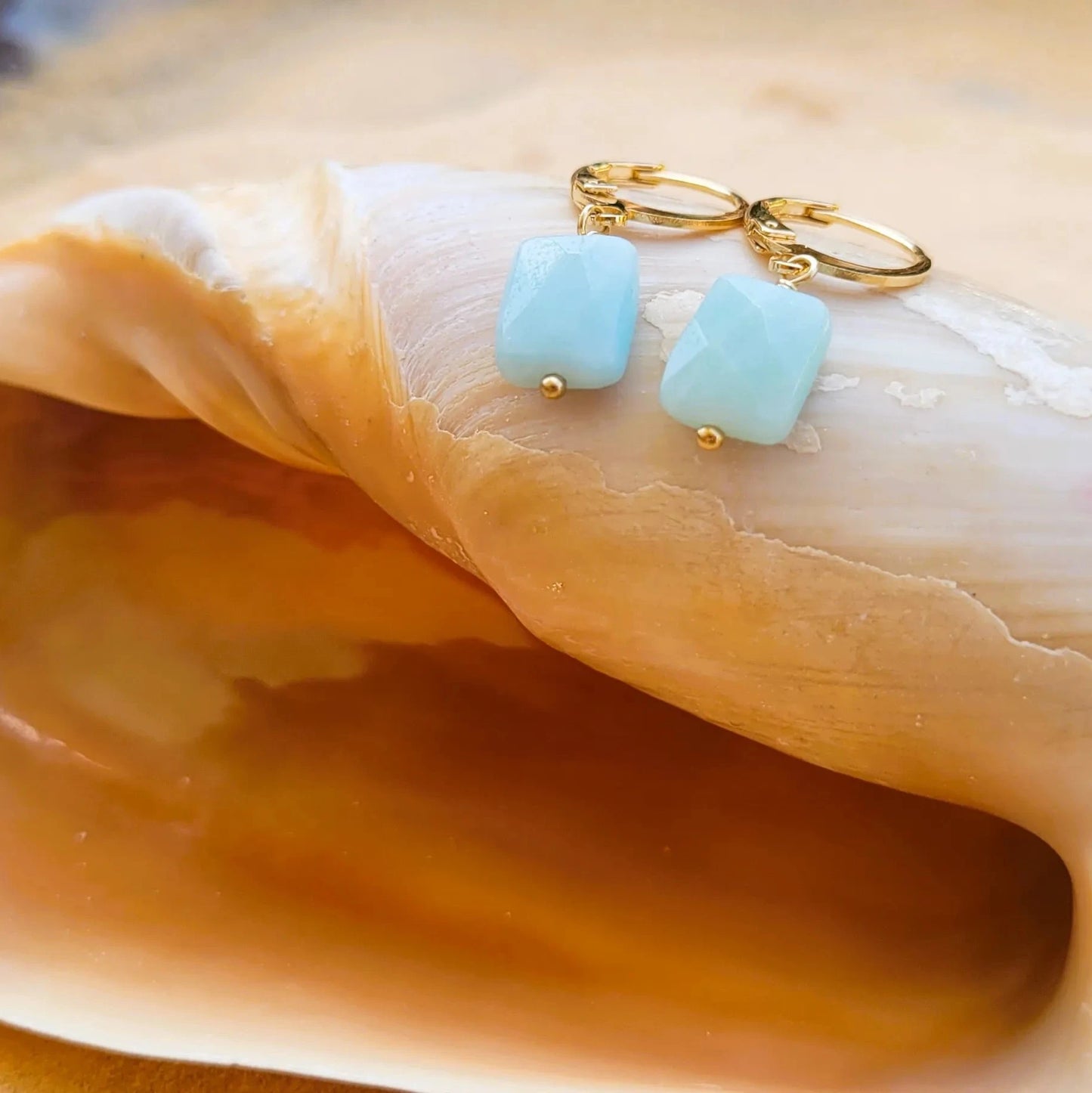 tendances 2024 avec les boucles d’oreilles créoles Rê amazonite en laiton plaqué or