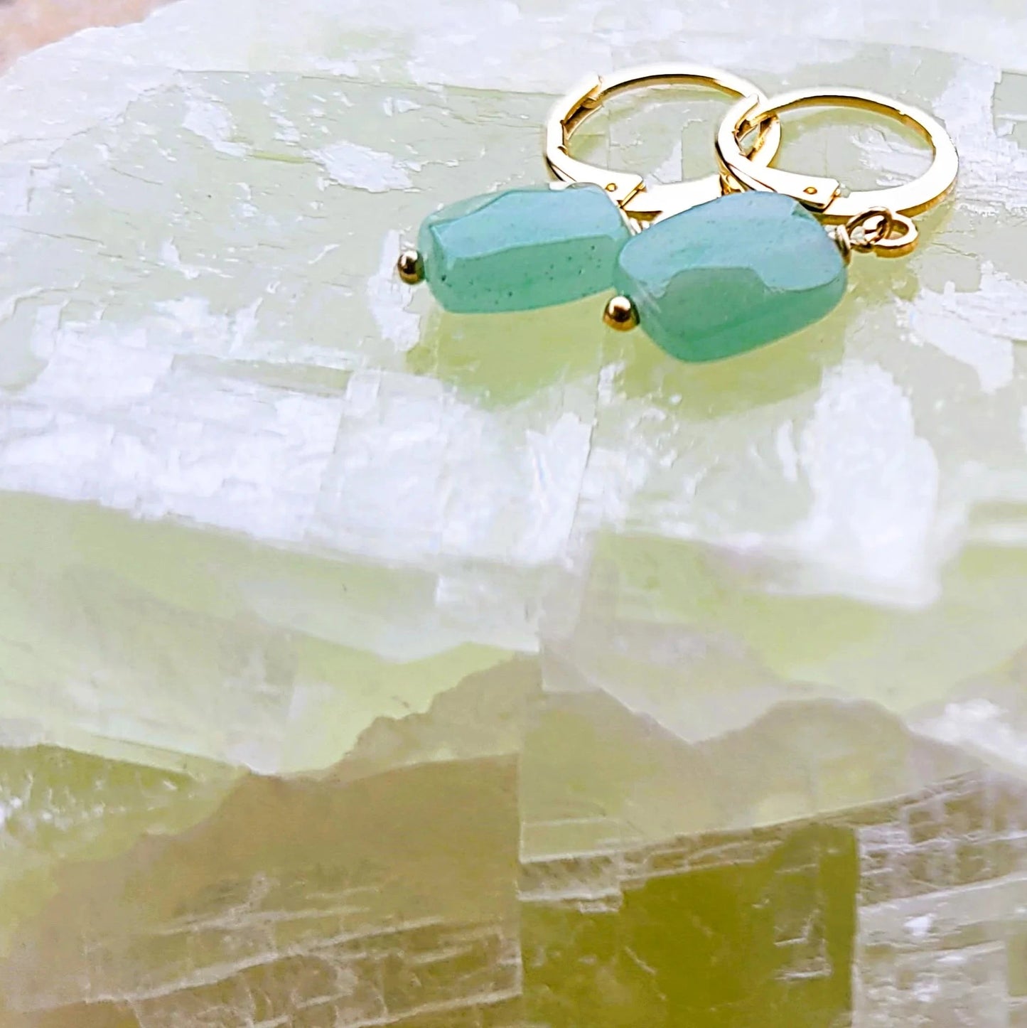 boucles d’oreilles créoles Rê facettée d’une aventurine et anti allergiques