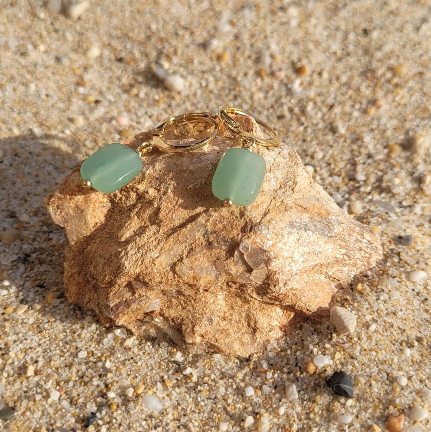 boucles d’oreilles créoles Rê en laiton plaqué or et pierre naturelle d’aventurine