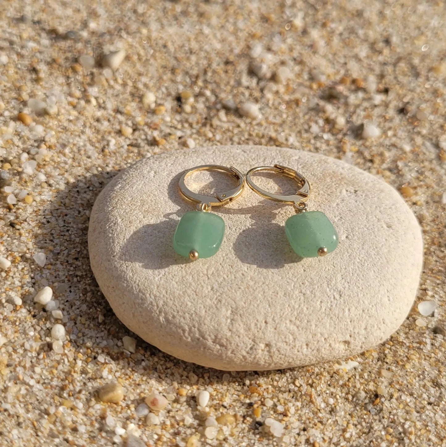 boucles d’oreilles créoles Rê facettée d’une pierre naturelle d’aventurine