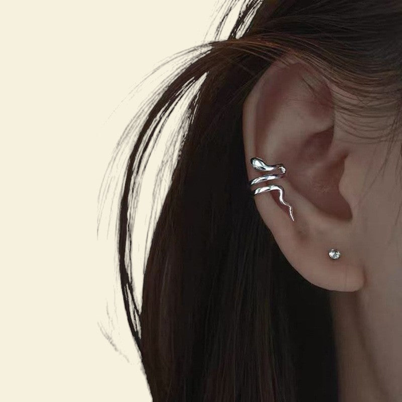 earcuff argenté en forme de serpent Serphine en acier inoxydable, un faux piercing pour des oreilles non percées