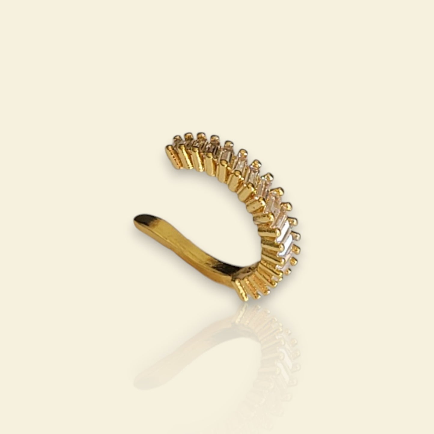 earcuff doré Cinzia en acier inoxydable, un faux piercing pour des oreilles non percées