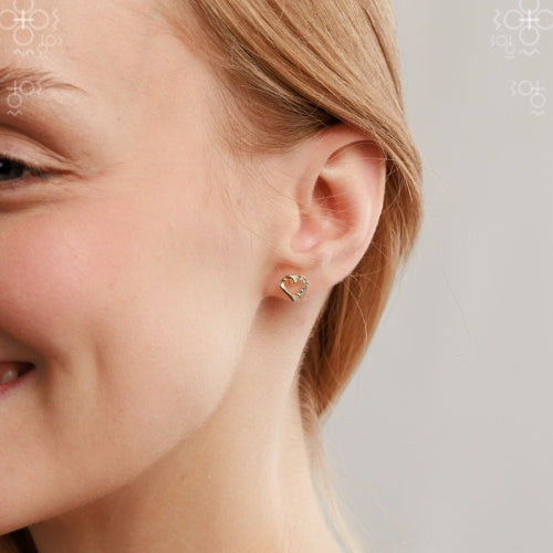 puces d’oreilles dorées en forme de cœur Chéri de Fabos avec cristaux Swarovski, pour célébrer l’amour