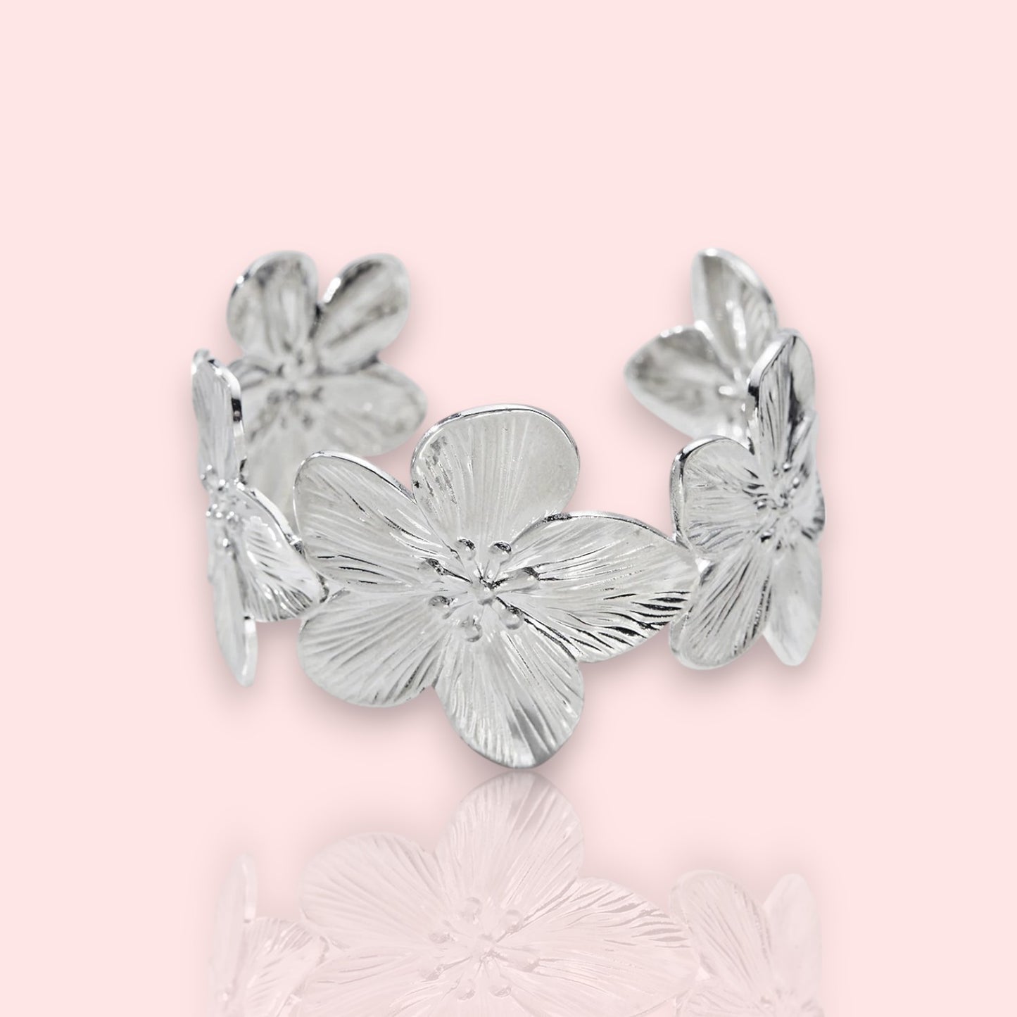 manchette argentée Tiaré, un bracelet large pour femme tendance en 2025