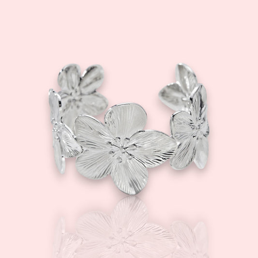 manchette argentée Tiaré, un bracelet large pour femme tendance en 2025