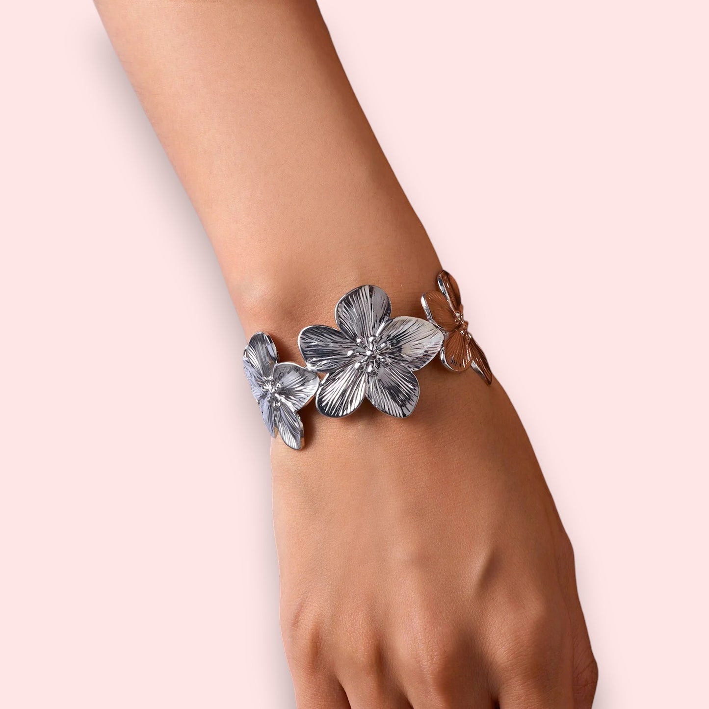 manchette argentée Tiaré, un bracelet large pour femme avec fleurs