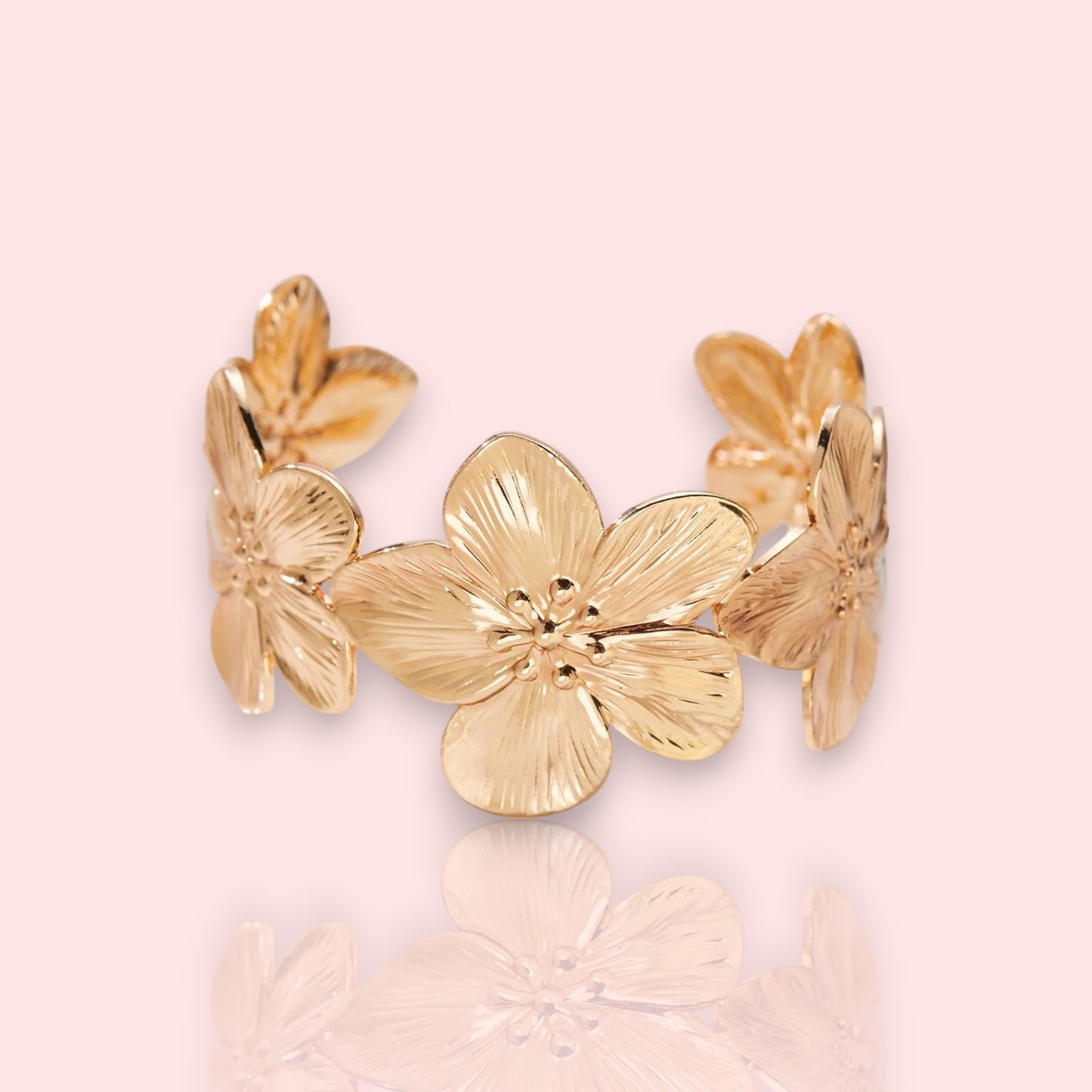 manchette dorée Tiaré, un bracelet large pour femme tendance en 2025