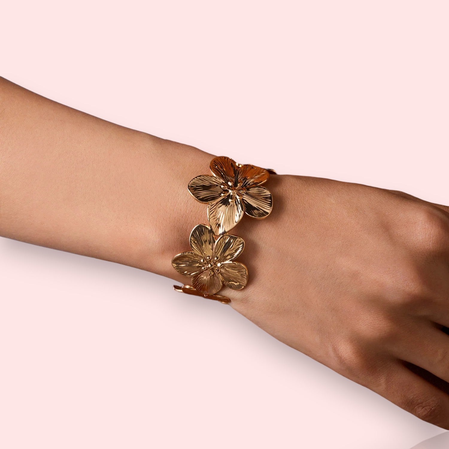 manchette dorée Tiaré, un bracelet large pour femme avec fleurs
