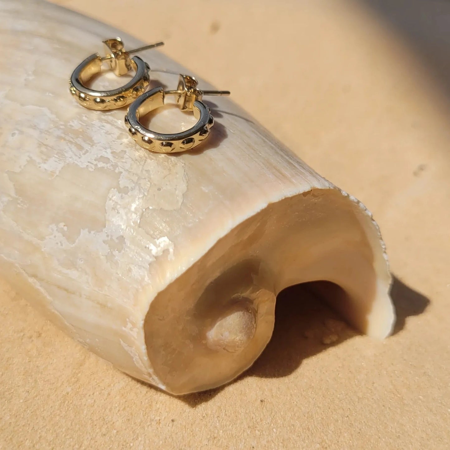 mini boucles d’oreilles créoles Marie en laiton recouvert d’or fin