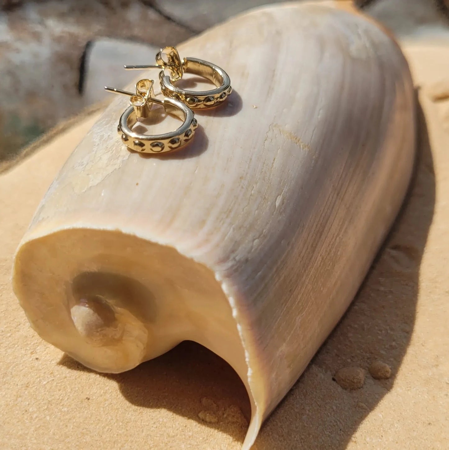 mini boucles d’oreilles créoles Marie texturées avec de délicats picots