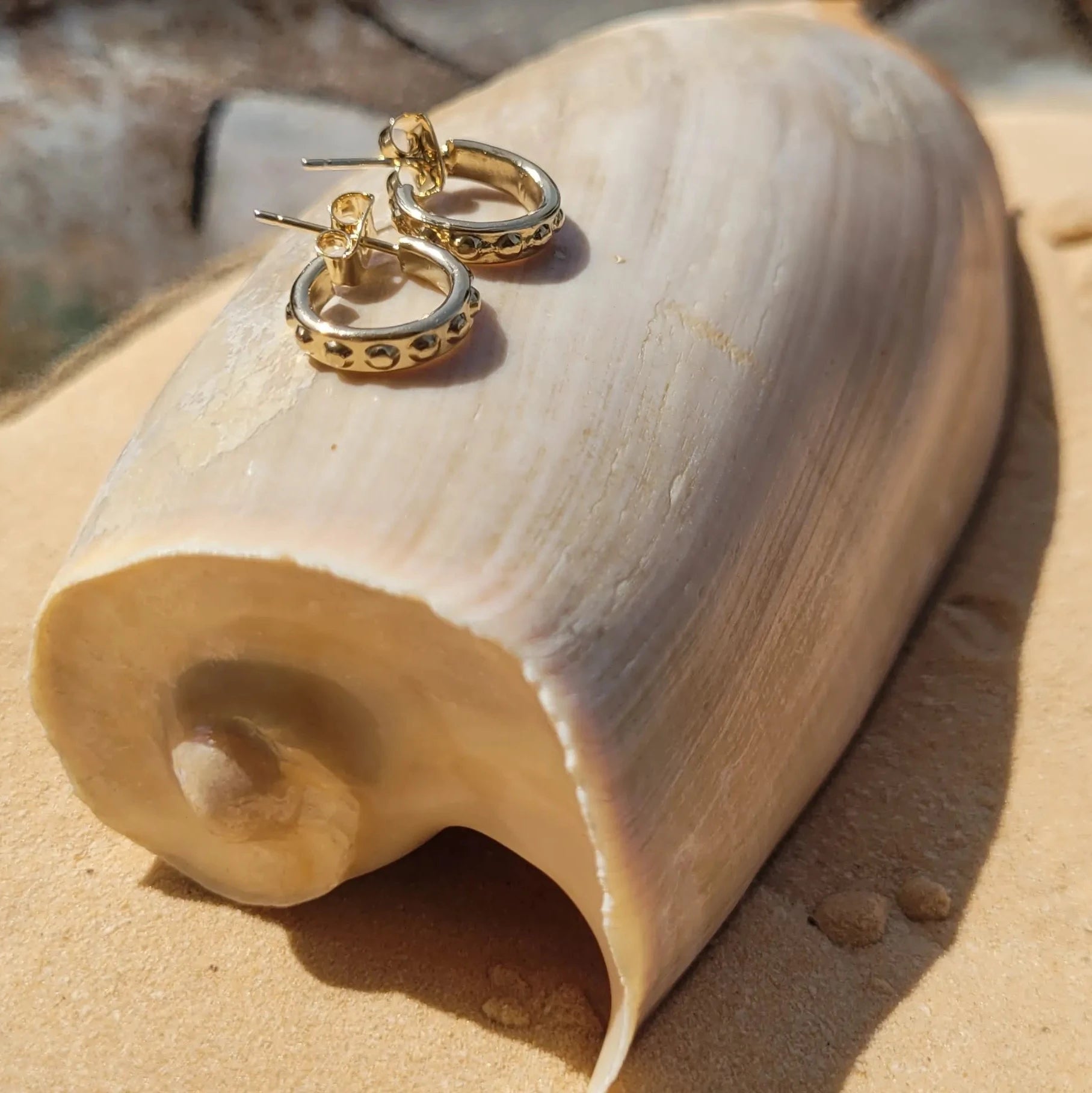 mini boucles d’oreilles créoles Marie texturées avec de délicats picots