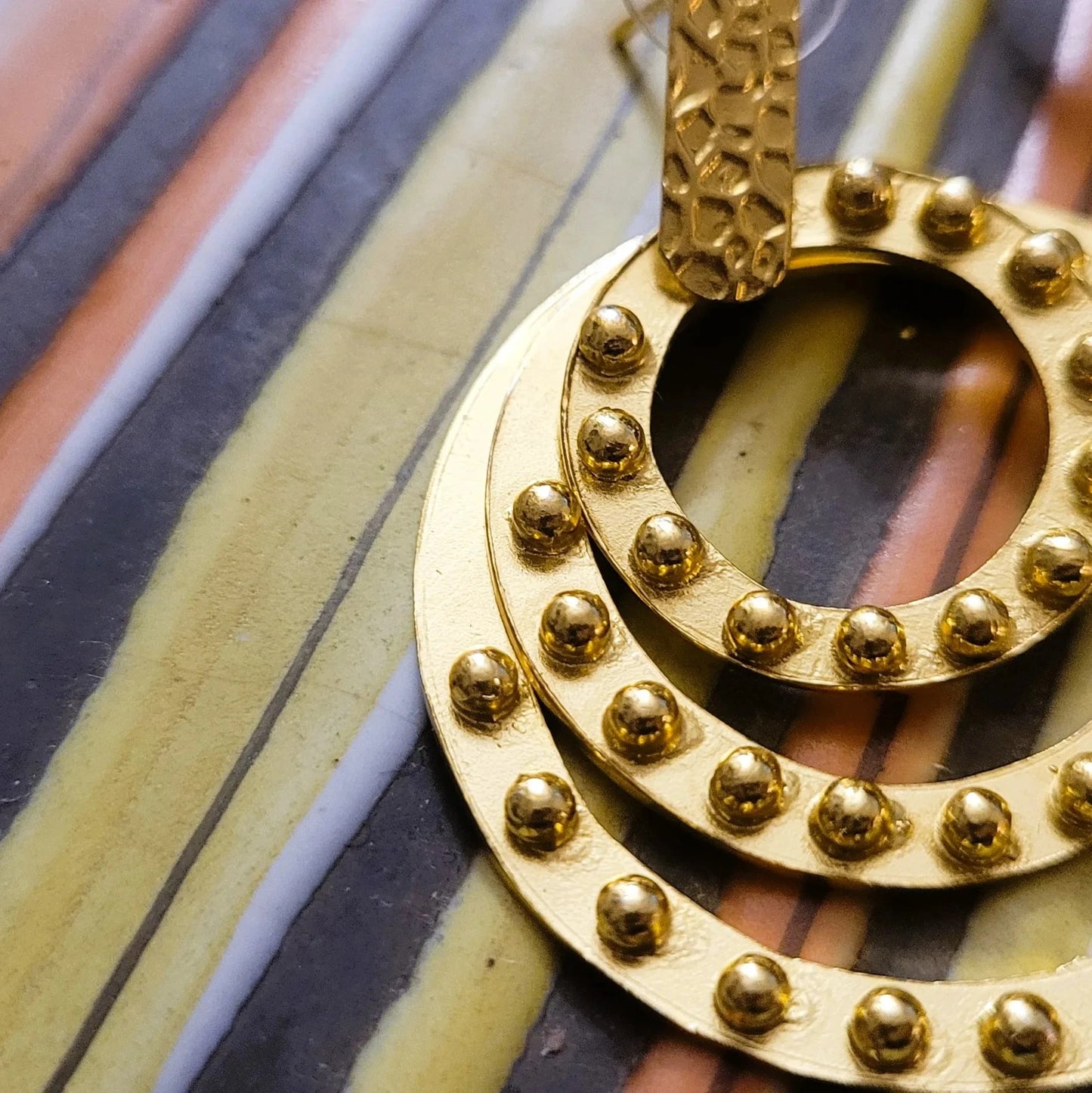 plusieurs anneaux pour ces boucles d’oreilles Alya de Niiki Paris en laiton doré à l’or fin 18 carats