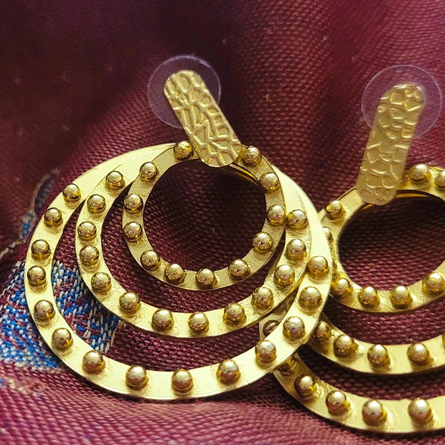 plusieurs anneaux pour ces boucles d’oreilles Alya de Niiki Paris création fantaisie