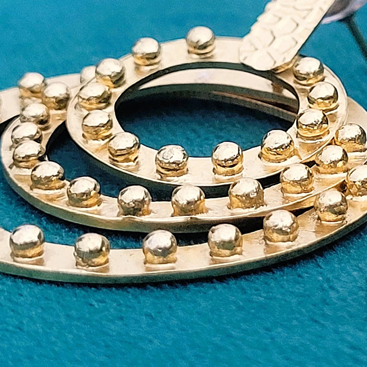 boucles d’oreilles en forme d’anneaux pour femme Alya de Niiki Paris en laiton doré à l’or fin 18 carats