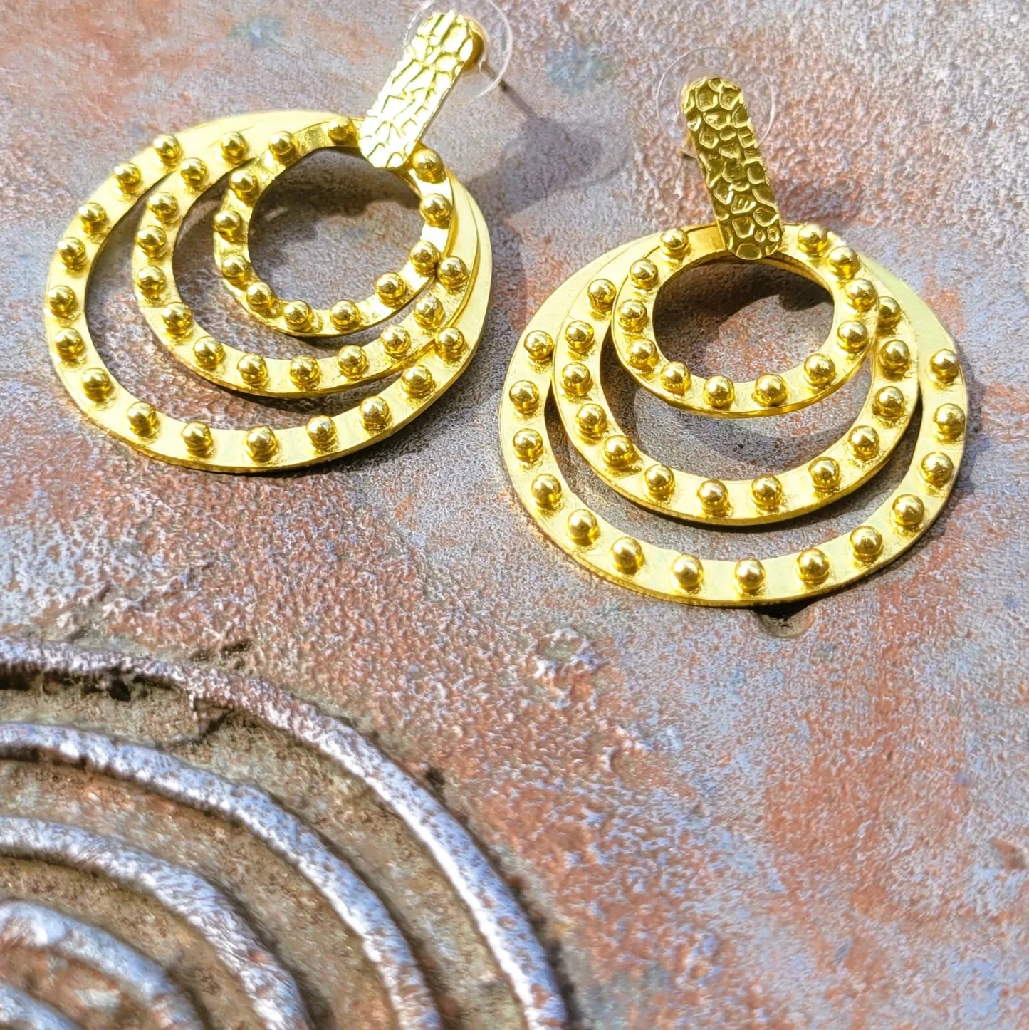 boucles d’oreilles 2024 Alya de Niiki Paris en laiton doré à l’or fin 18 carats
