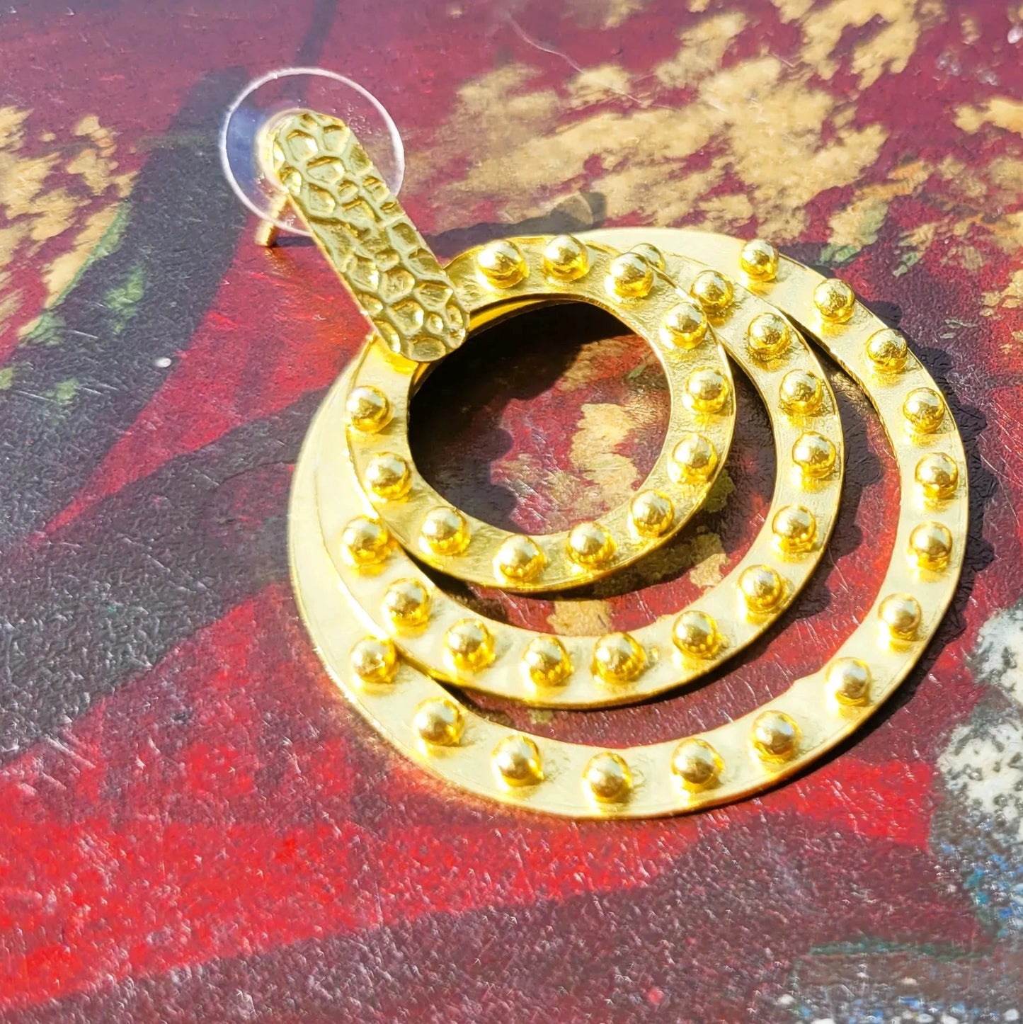 boucles d’oreilles de créateur modèle Alya de Niiki Paris en laiton doré à l’or fin 18 carats