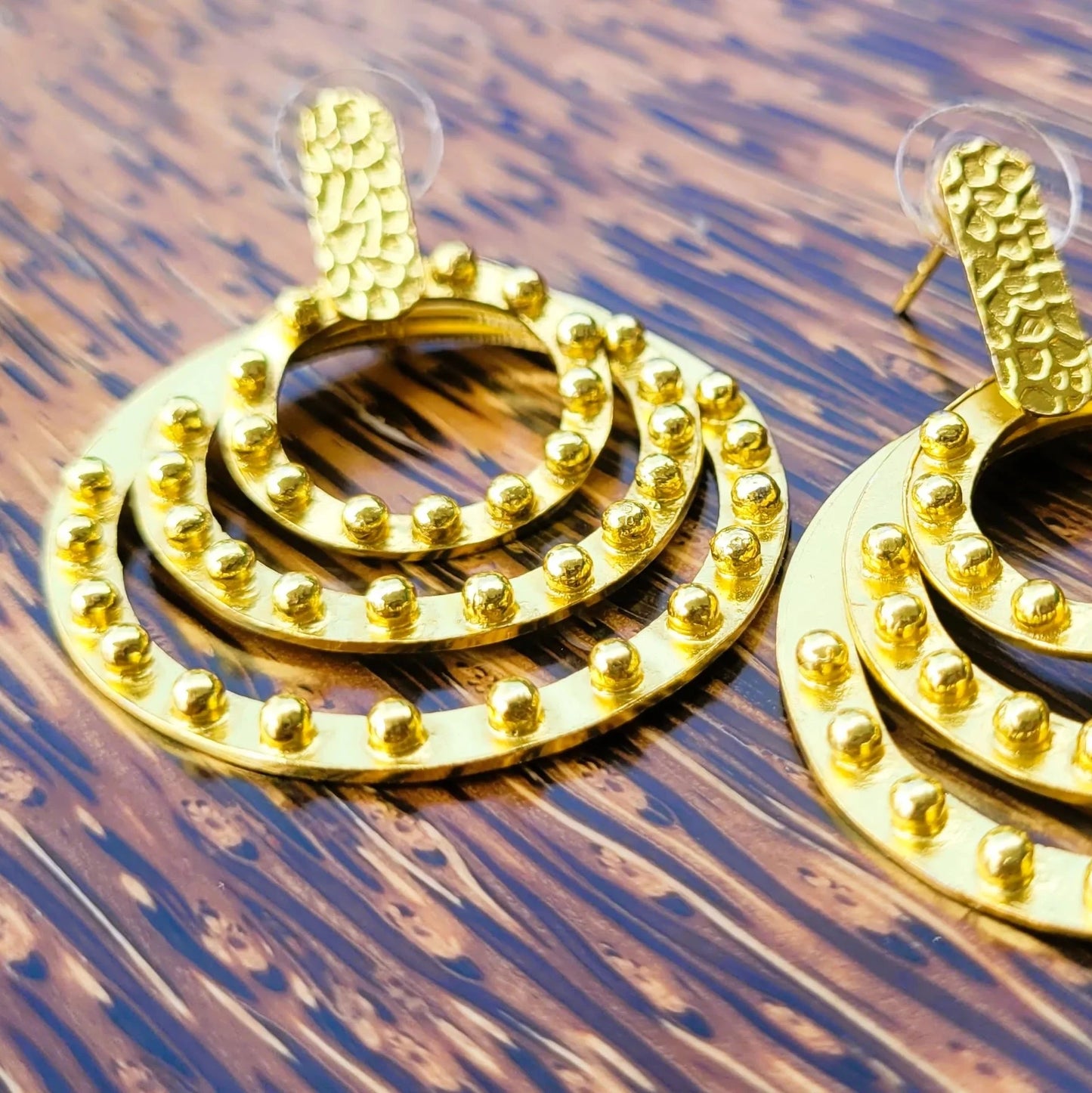 boucles d’oreilles en laiton doré à l’or fin 18 carats Alya Niiki Paris tendance en 2024