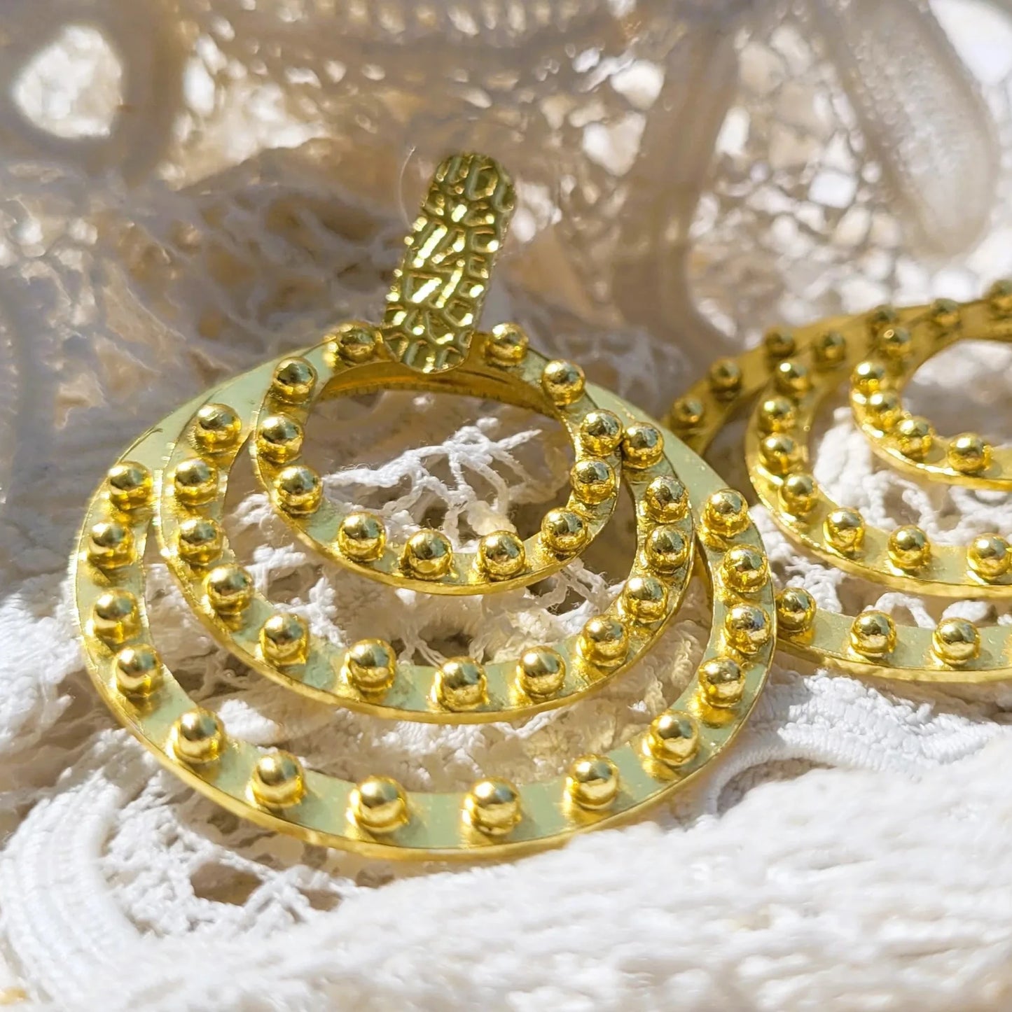 boucles d’oreilles création fantaisie Alya Niiki Paris tendance en 2024