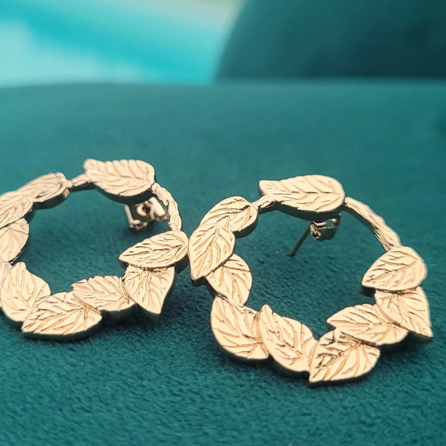 des boucles d’oreilles en anneaux couronne végétale Aphrodite Niiki Paris