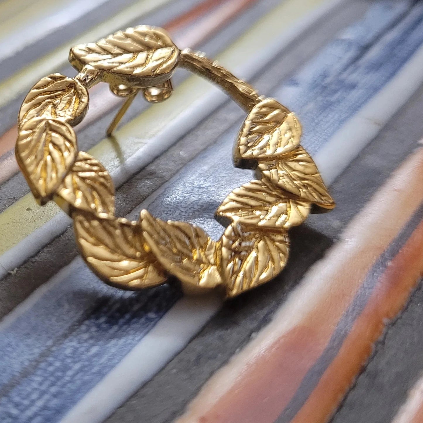 des boucles d’oreilles à la mode en anneaux Aphrodite Niiki Paris