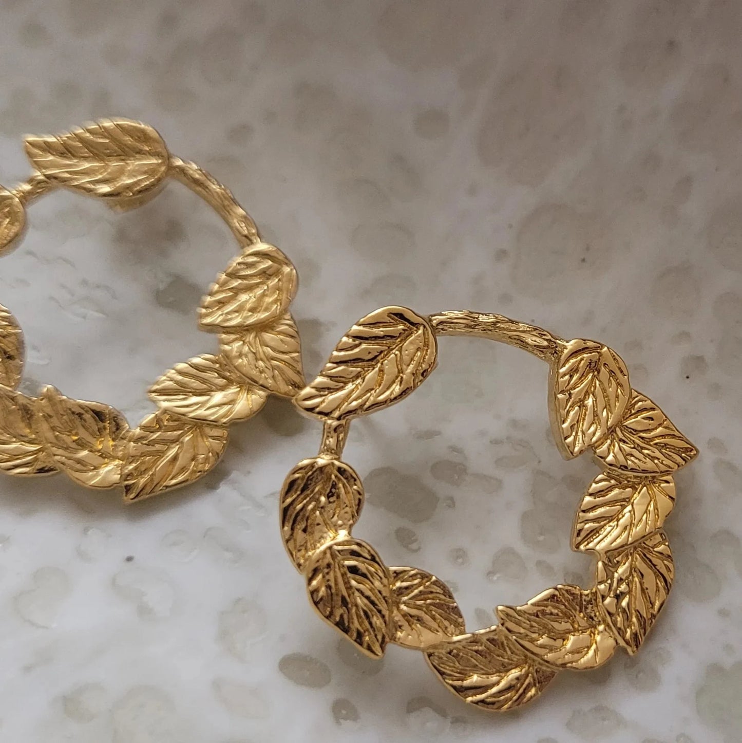 boucle d’oreille en forme d’anneau couronne végétale modèle Aphrodite de Niiki Paris