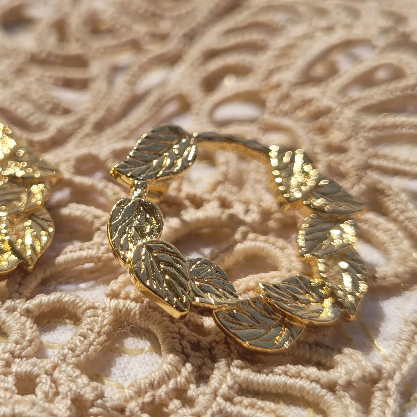 boucles d’oreilles à la mode faites à la main du modèle Aphrodite de Niiki Paris