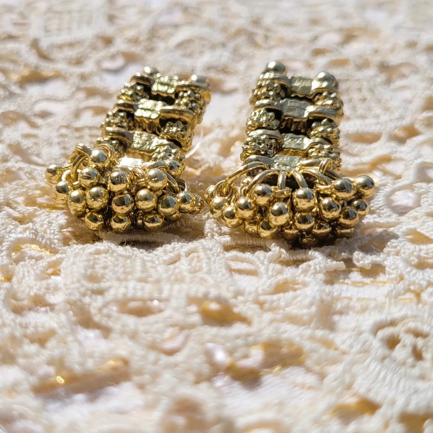 boucles d’oreilles modèle Aurélia de Niiki Paris au design artistique en 2025