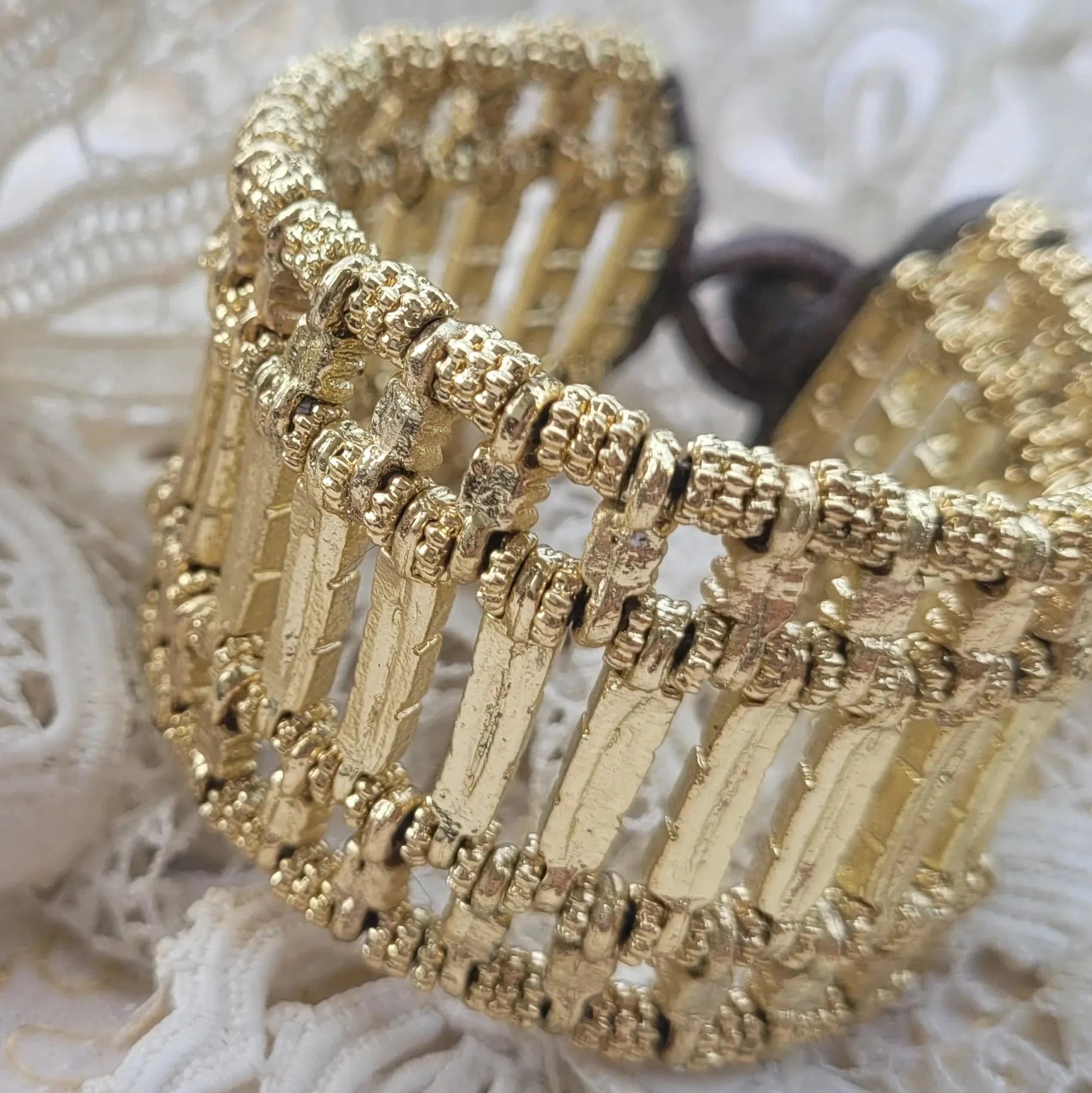 Manchette dorée Bellone Niiki Paris, bracelet large femme