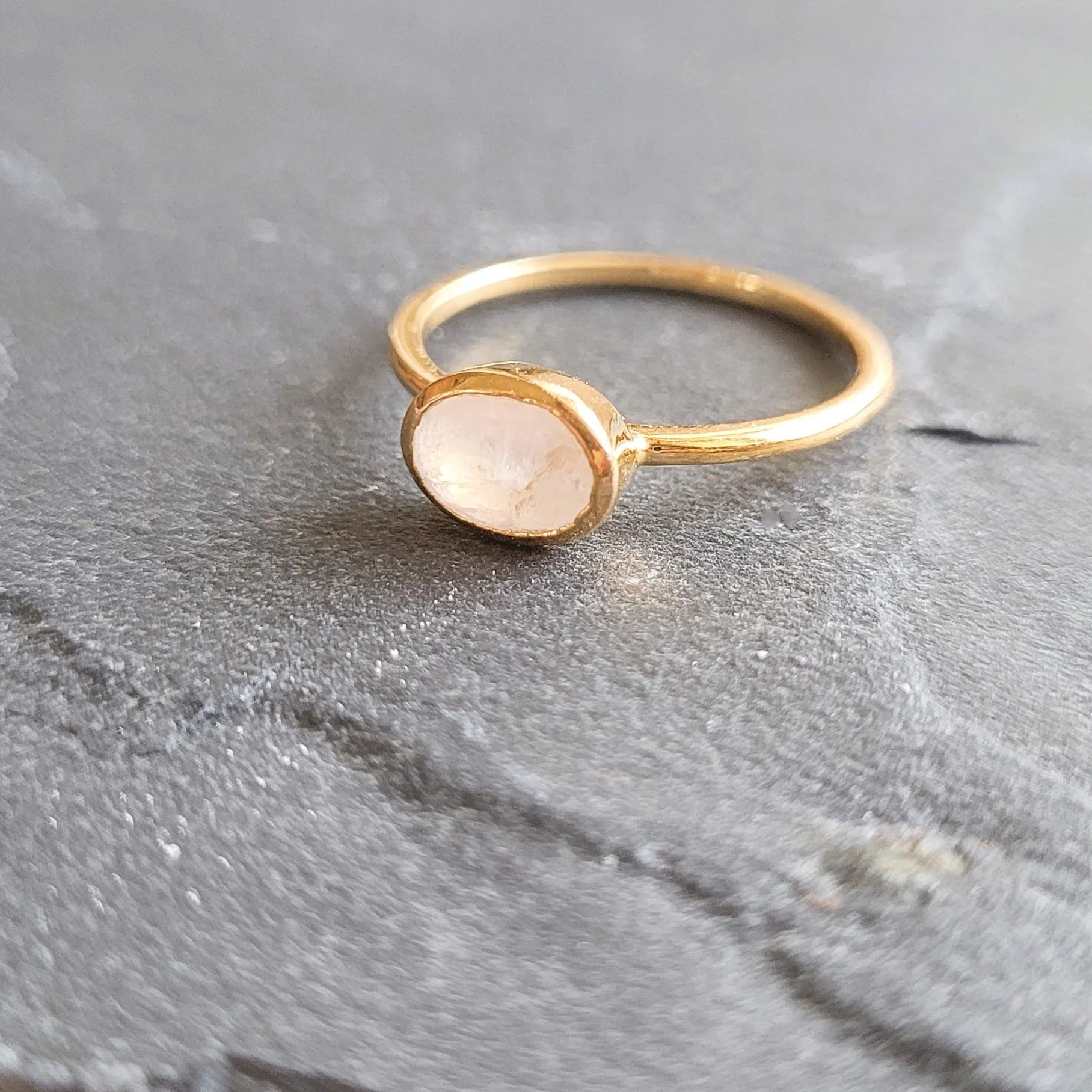 bague avec pierre naturelle Candice quartz rose de Niiki Paris, bague tendance 2025