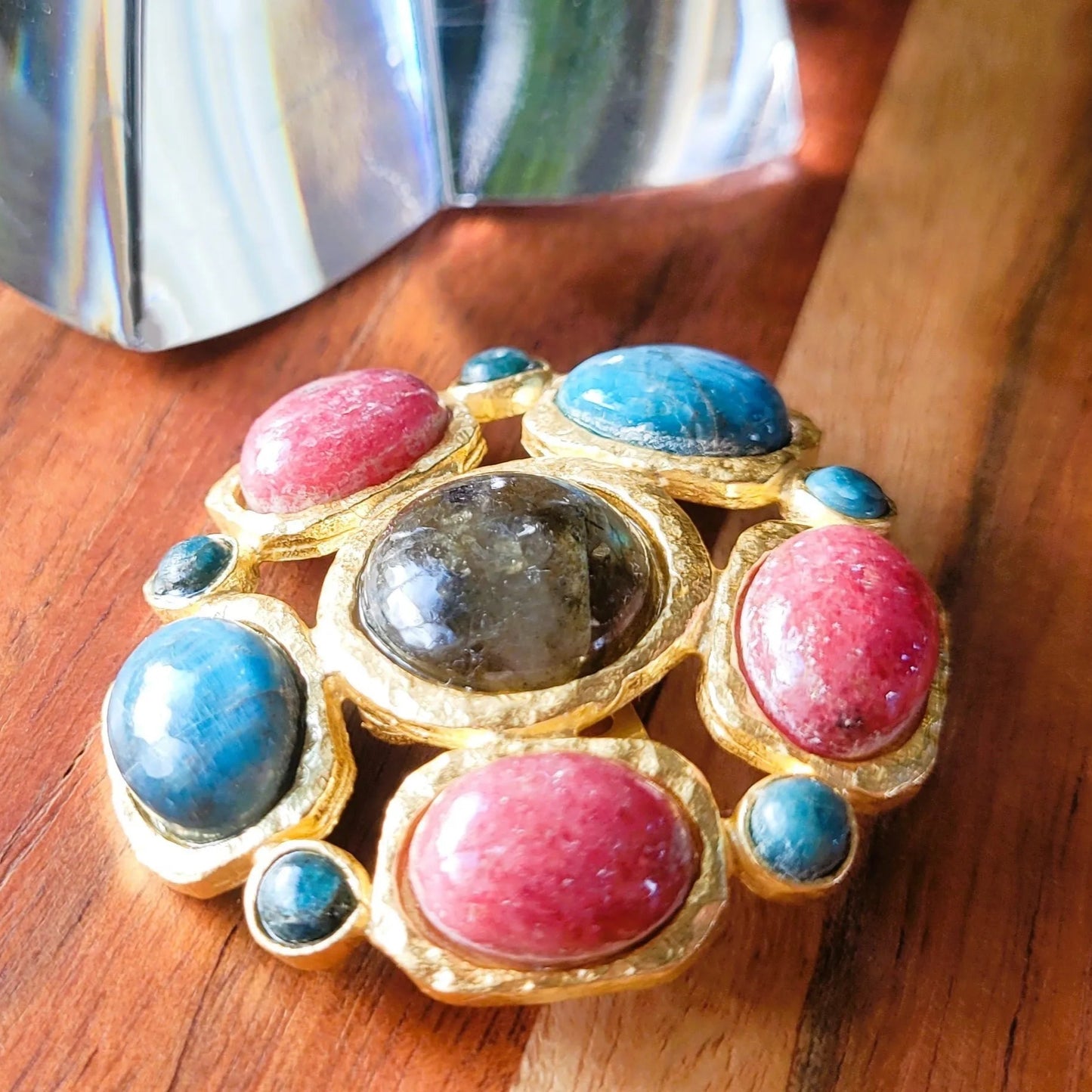 broche de luxe Niiki Paris modèle Carthage labradorite en laiton doré