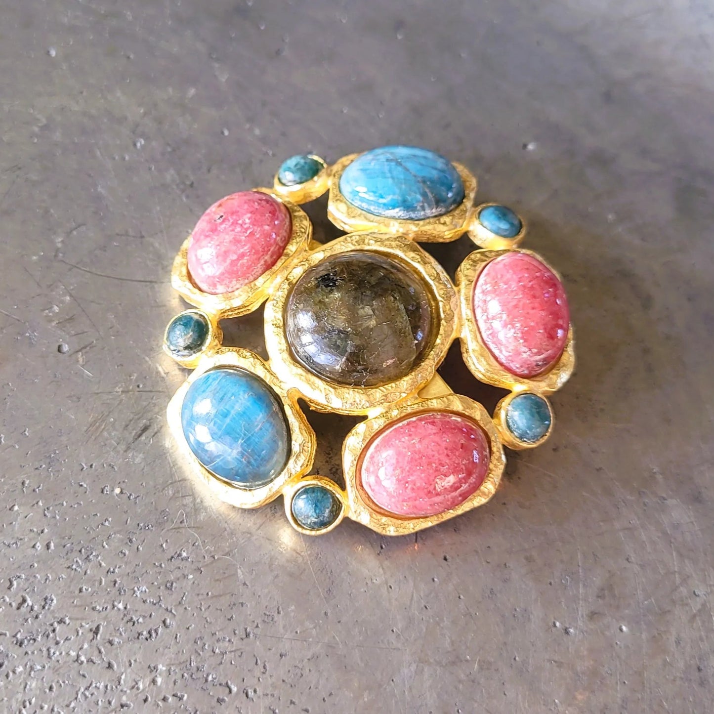 broche pour vêtement Niiki Paris modèle Carthage labradorite en laiton doré