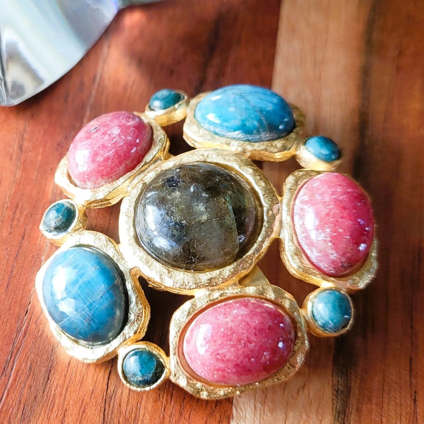 broche pour vêtement de femmes Niiki Paris modèle Carthage, l’accessoire mode