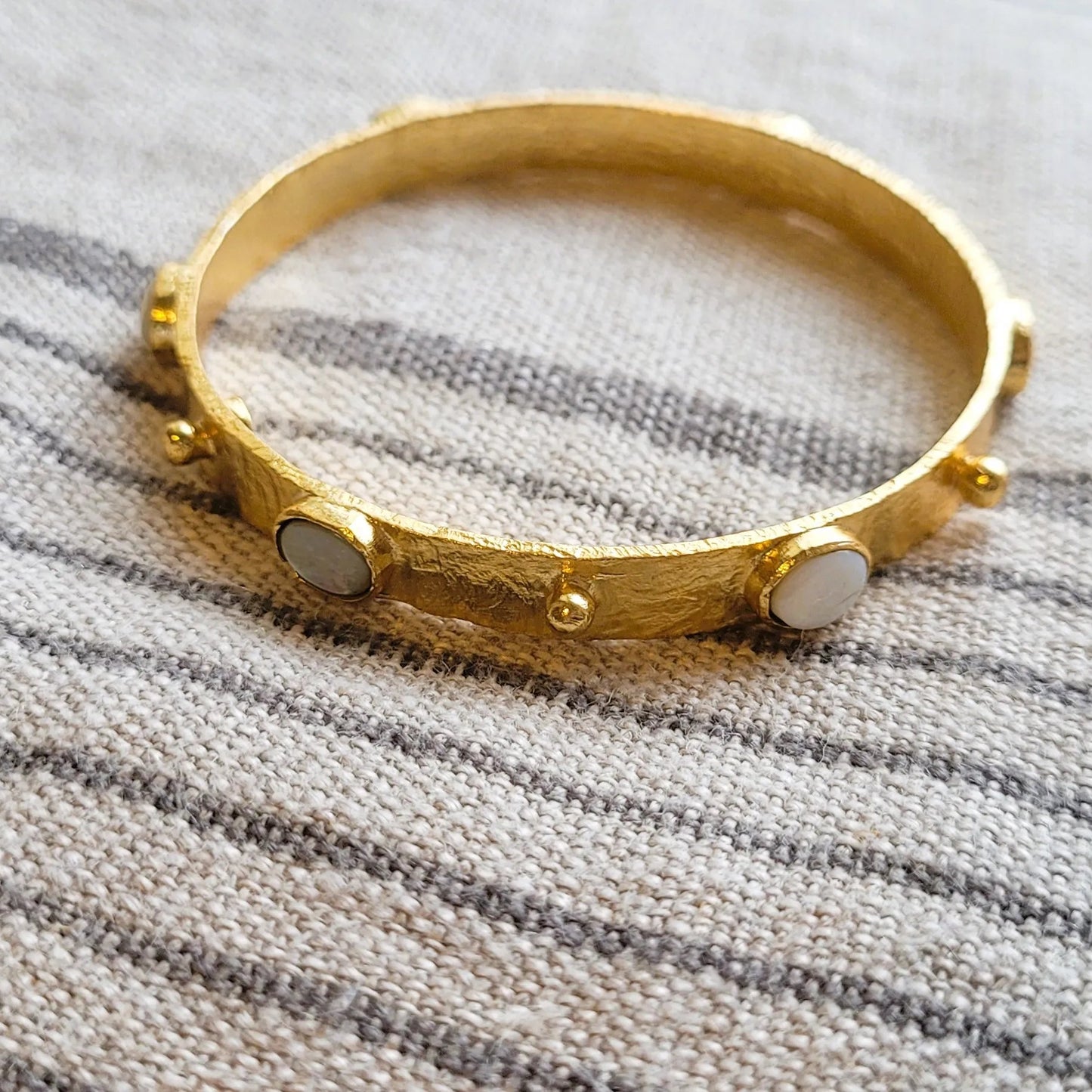 bracelet doré avec nacre pour femmes modèle Cascade de Niiki Paris, un bijou en cadeau