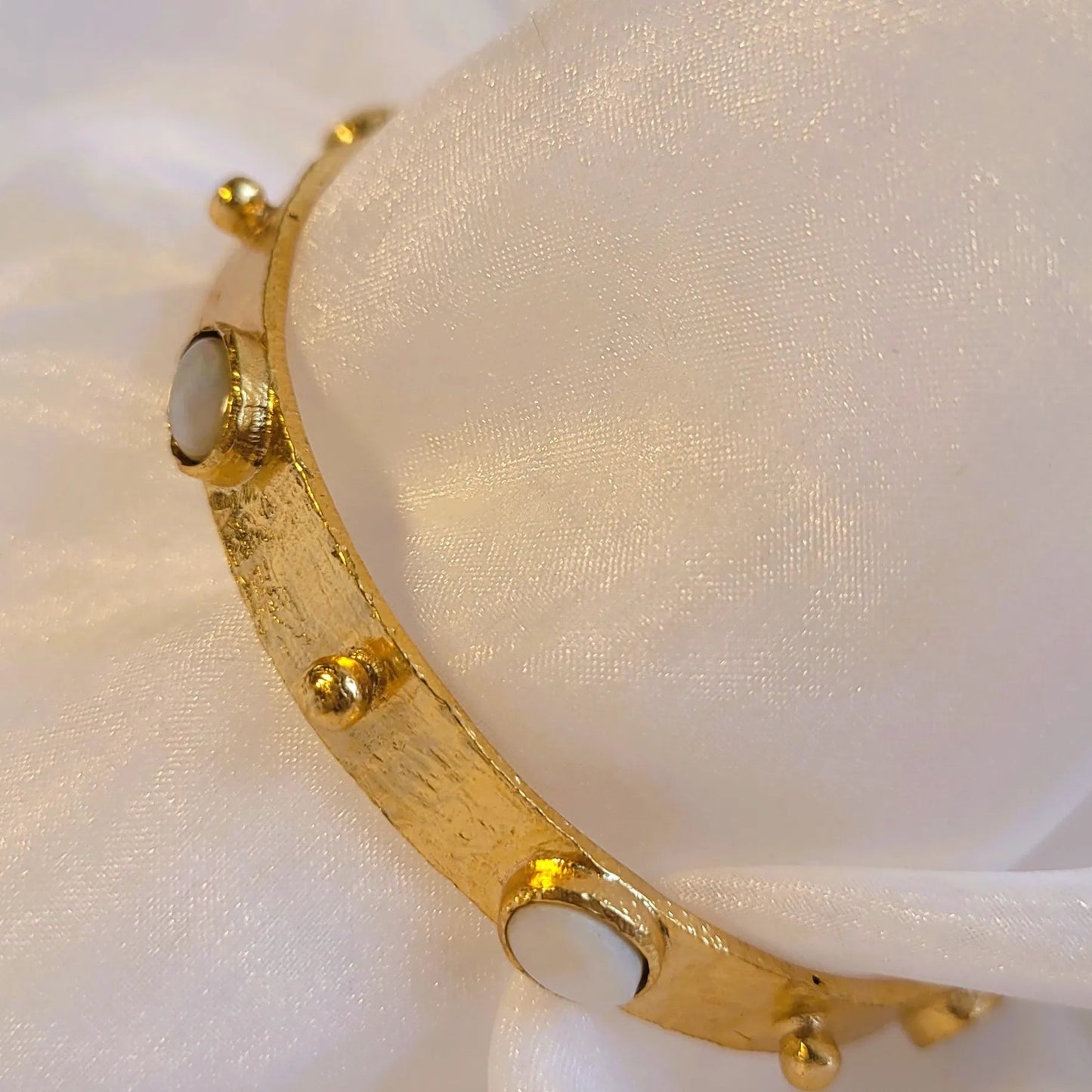 bracelet jonc avec pierre de nacre pour femmes modèle Cascade de Niiki Paris, bracelet de créateur
