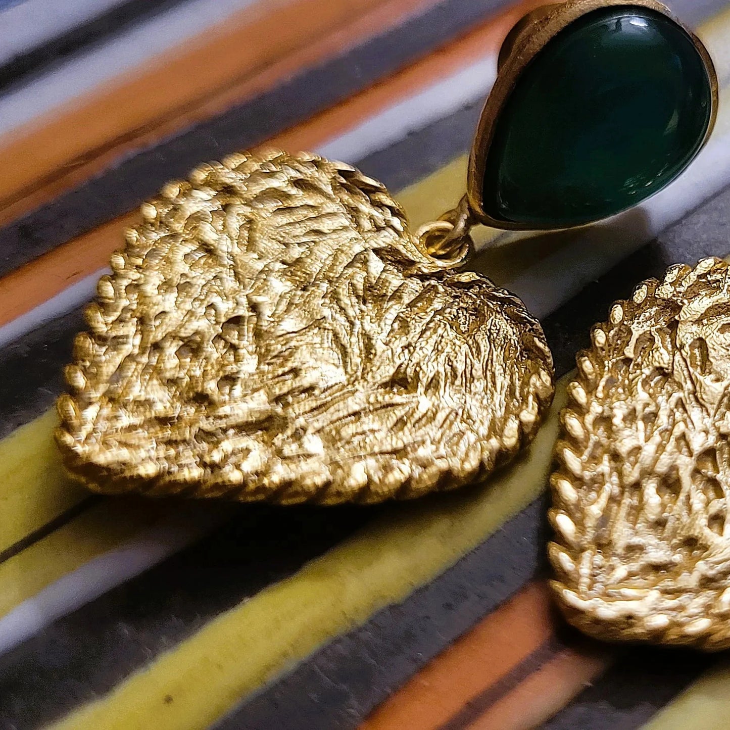 boucles d’oreilles avec une pierre d’onyx vert Cupidon de Niiki Paris pour célébrer l’amour