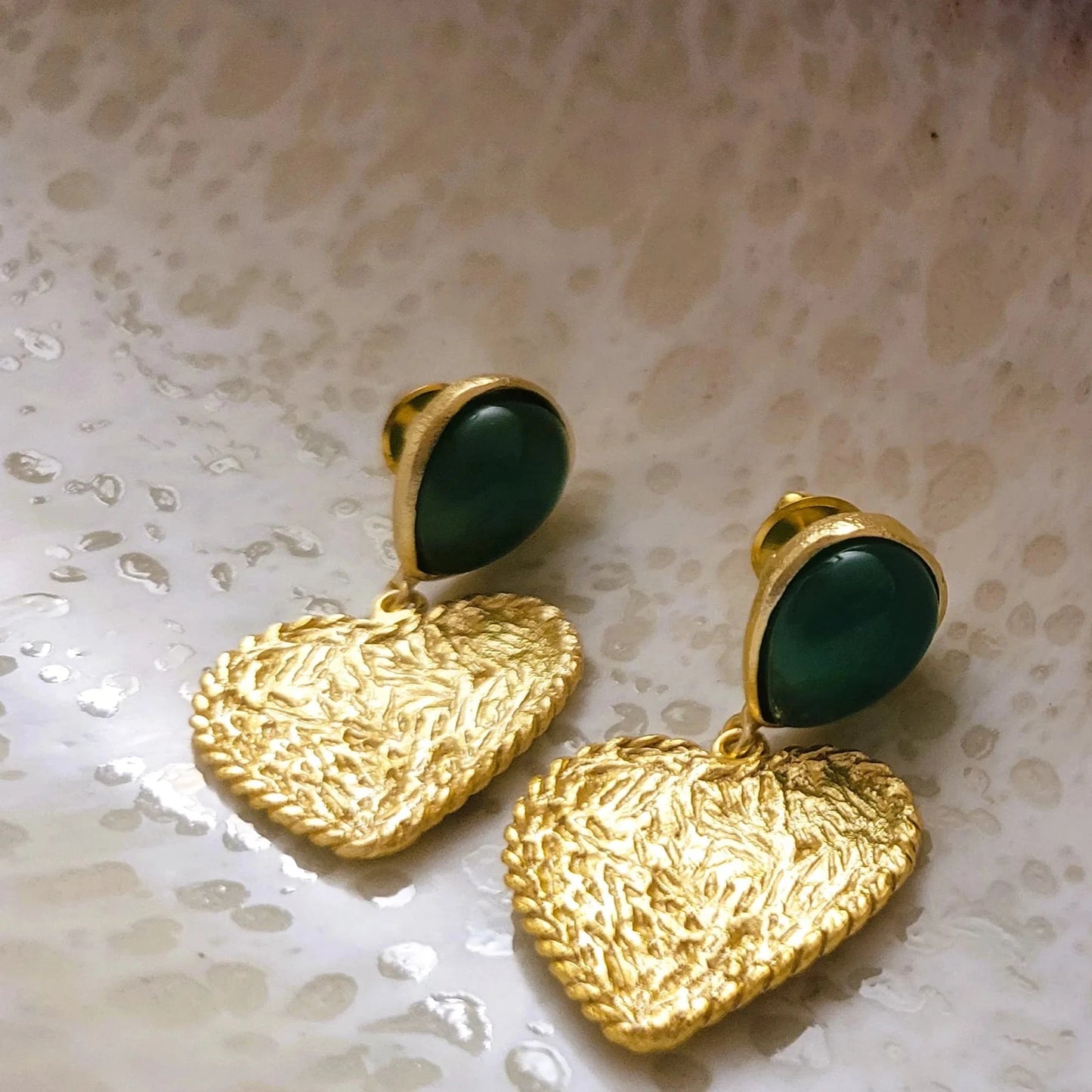 boucles d’oreilles avec une pierre d’onyx vert Cupidon de Niiki Paris, une création romantique